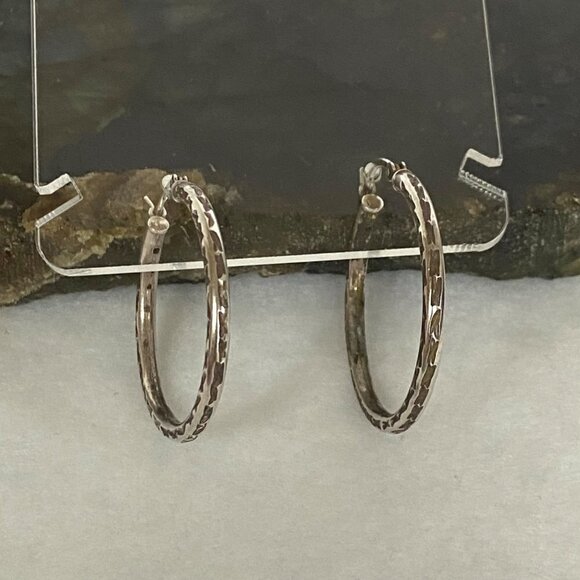 Sterling Silver 925 HAN 1.22" Round Diamond Cut Etched Pattern Hoop Earrings - Picture 11 of 15